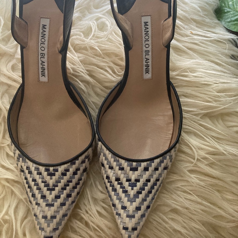 Beautiful like new Manolo Blahnik sling back heels!